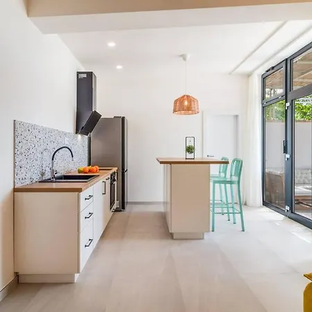 Beach Apartment *